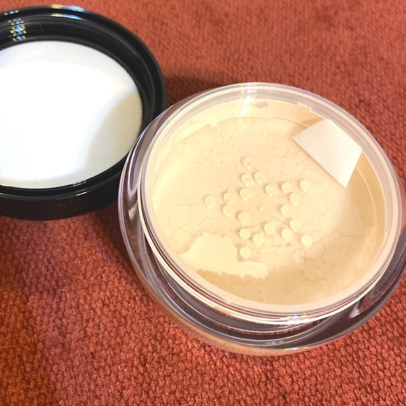 KVD Lock-It Translucent Setting Powder - Picture 6 of 6